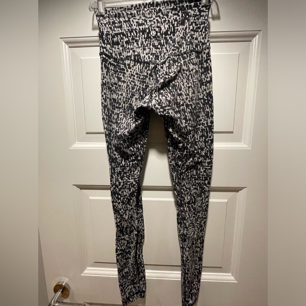 Lululemon size 6 black & white checkered leggings